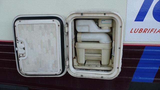 Устройство туалета в автодоме. Доступ с левого борта кемпера